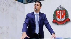Deputado Leo Siqueira propõe projetos de lei para combater roubos de celulares e fios em São Paulo