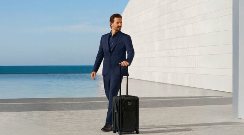 TUMI celebra 50 anos com campanha “Made For You Since 1975”