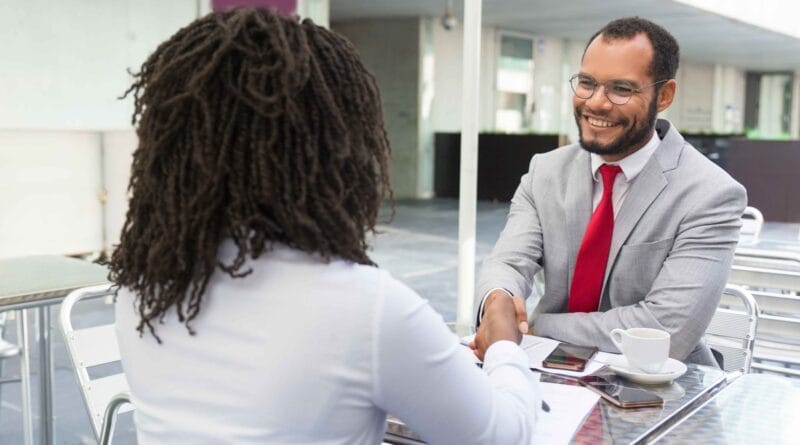 Primeiros minutos da entrevista podem definir contratação, apontam especialistas