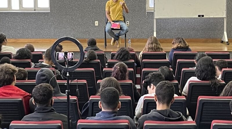 Livro Bullying, de Mar'Junior, é tema de palestras no Brasil