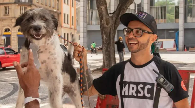 Morador da Baixada que dedicou a vida a ajudar pessoas e pets em situação de rua recebe homenagem em Itanhaém