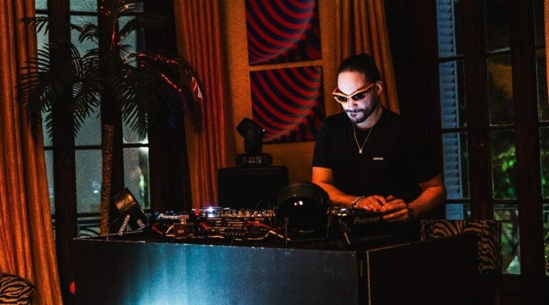 Desfile de Walério Araújo tem trilha de DJ Fábio Lopes