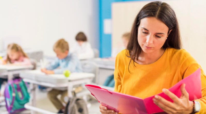 Mulheres predominam nas escolas, mas desafios persistem