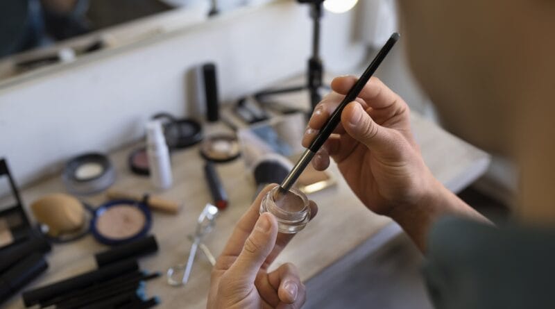 Maquiagem influencia imagem profissional e pode impactar no ambiente de trabalho