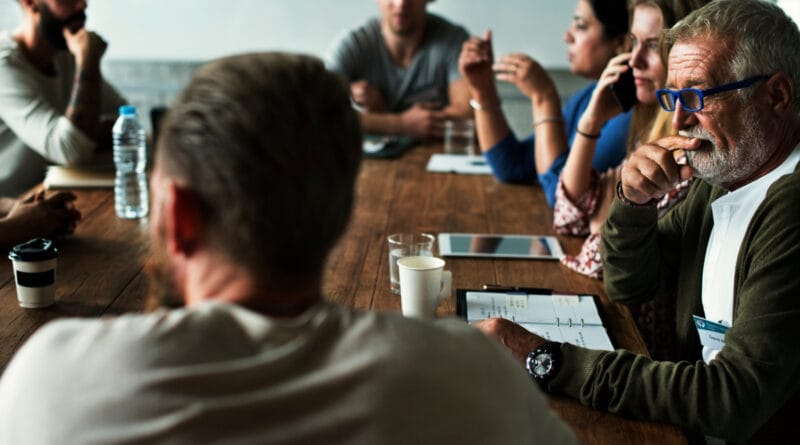 Empresas recuam em ações de DEI, mas especialistas contestam