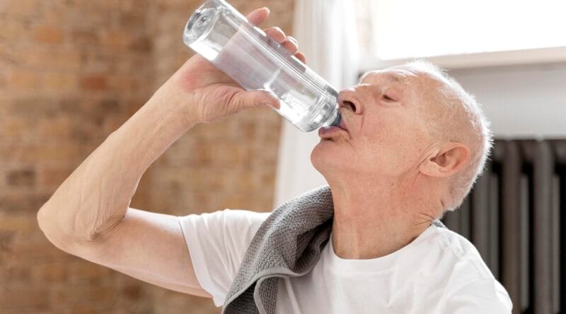 Tecnologia brasileira ajuda idosos a manter a hidratação