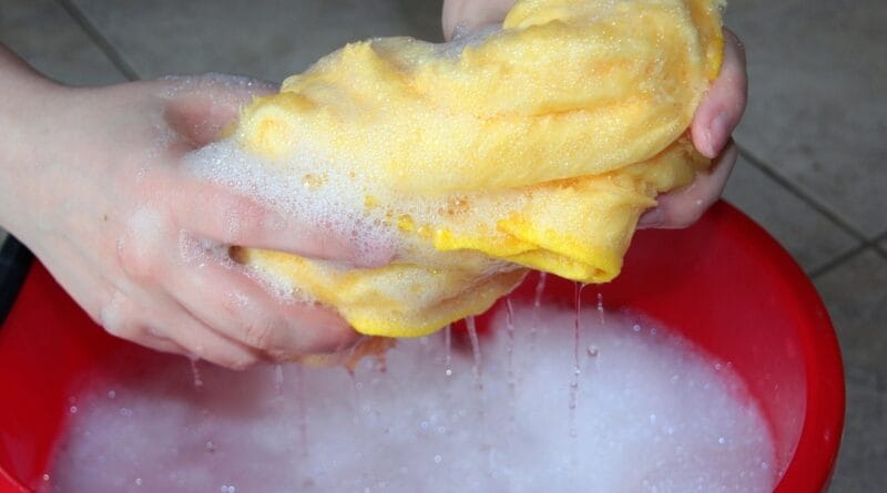 Manusear produtos de limpeza requer cuidados importantes