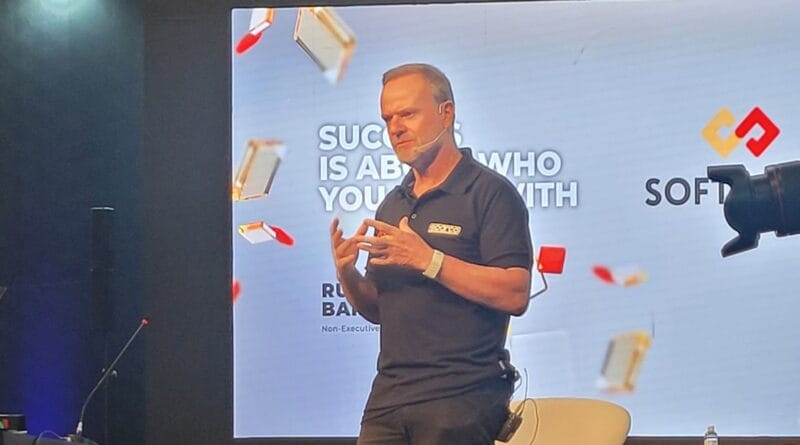 Barrichello lança coleção de roupas com sua assinatura