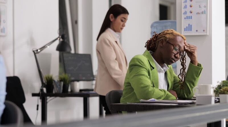 Burnout afeta mais mulheres e expõe sobrecarga invisível