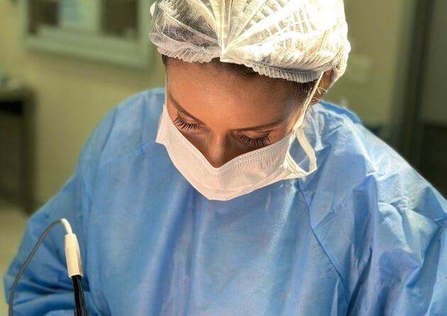 Mastopexia com prótese corrige flacidez e devolve volume