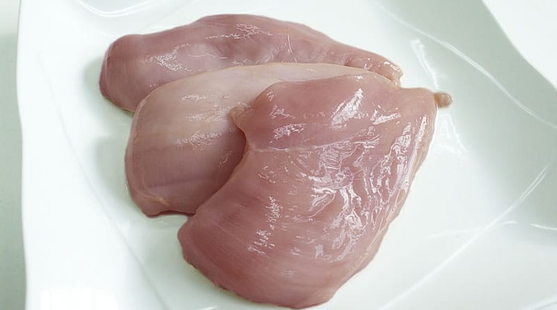 Lavar o frango antes de cozinhar pode matar, e a ciência explica o porquê