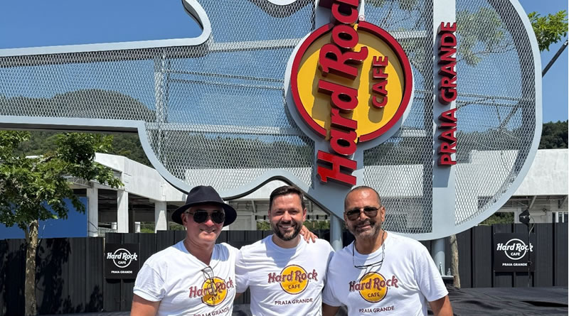 Pai de Neymar Jr. conduz chegada da guitarra do Hard Rock Cafe em Praia Grande e relembra quando levava o filho de moto para os treinos