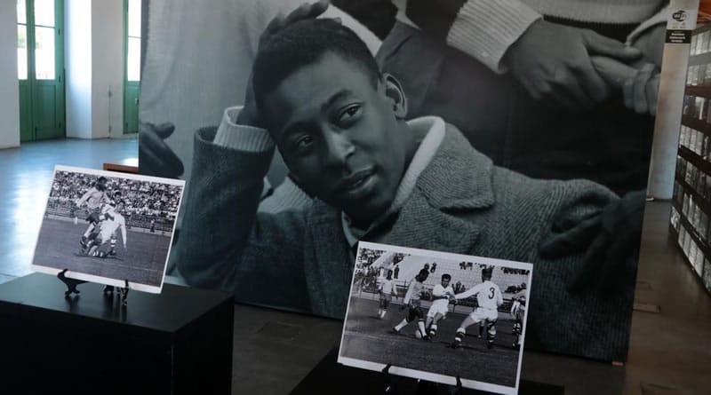 Nos 85 anos de nascimento de Pelé, Santos recebe fotos históricas e inéditas da Copa de 1962