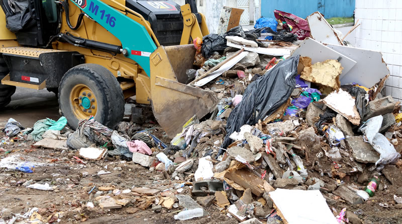 Mutirão de limpeza no Solemar remove 60 toneladas de entulhos das ruas