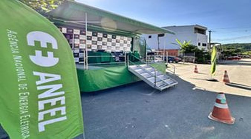 Veja como trocar lâmpadas ineficientes por LED em ação da Neoenergia Elektro em Guarujá