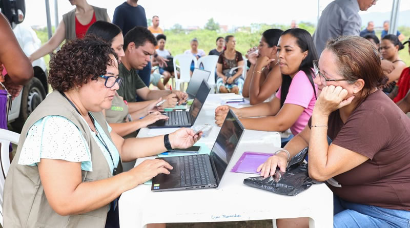 Moradores do Guarujá participam de mutirão da Tarifa Social Paulista