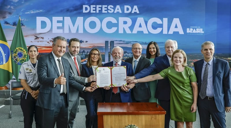 Em ato em defesa da democracia, Lula veta integralmente o chamado 