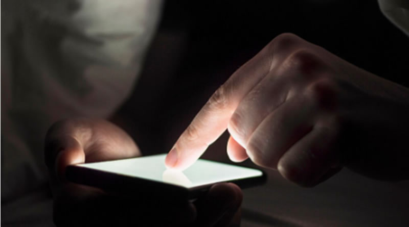 Acesso ao celular do parceiro sem consentimento passa a ser crime e pode resultar em até 4 anos de prisão