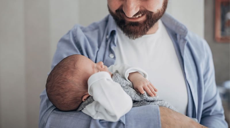 Governo sanciona lei que amplia licença-paternidade para 20 dias e cria salário-paternidade