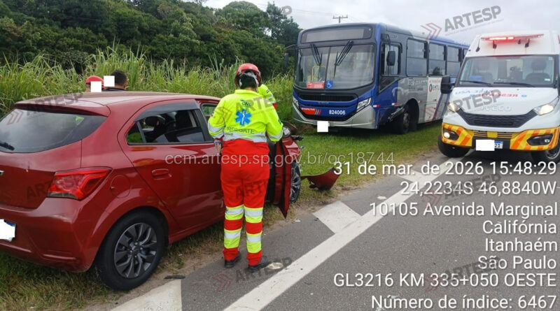 Colisão entre carro e ônibus na SP-055 em Itanhaém não deixa feridos Colisão entre carro e ônibus na SP-055 em Itanhaém não deixa feridos