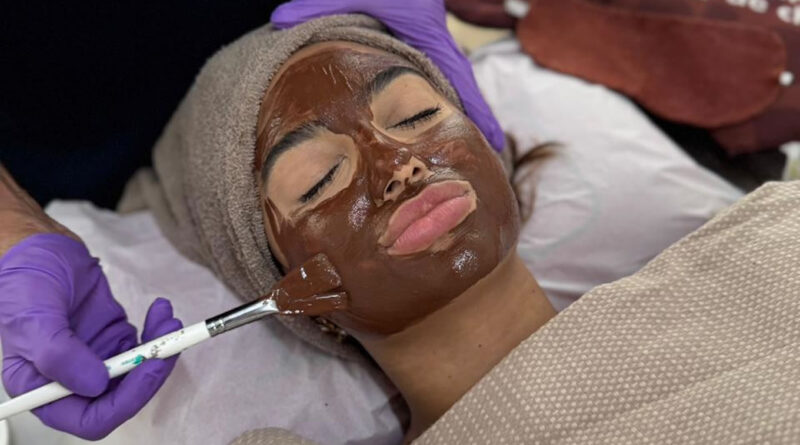 Chocolate faz bem? Descubra 7 benefícios do cacau para a pele e o bem-estar