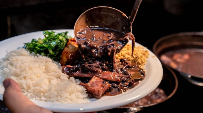 Coelho da Páscoa visita a feijoada do Comfort Hotel Santos neste sábado (4)