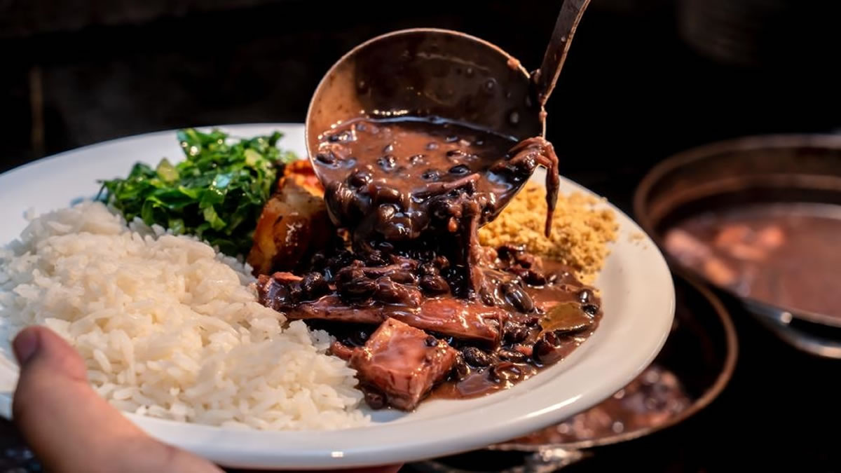 Coelho da Páscoa visita a feijoada do Comfort Hotel Santos neste sábado (4)
