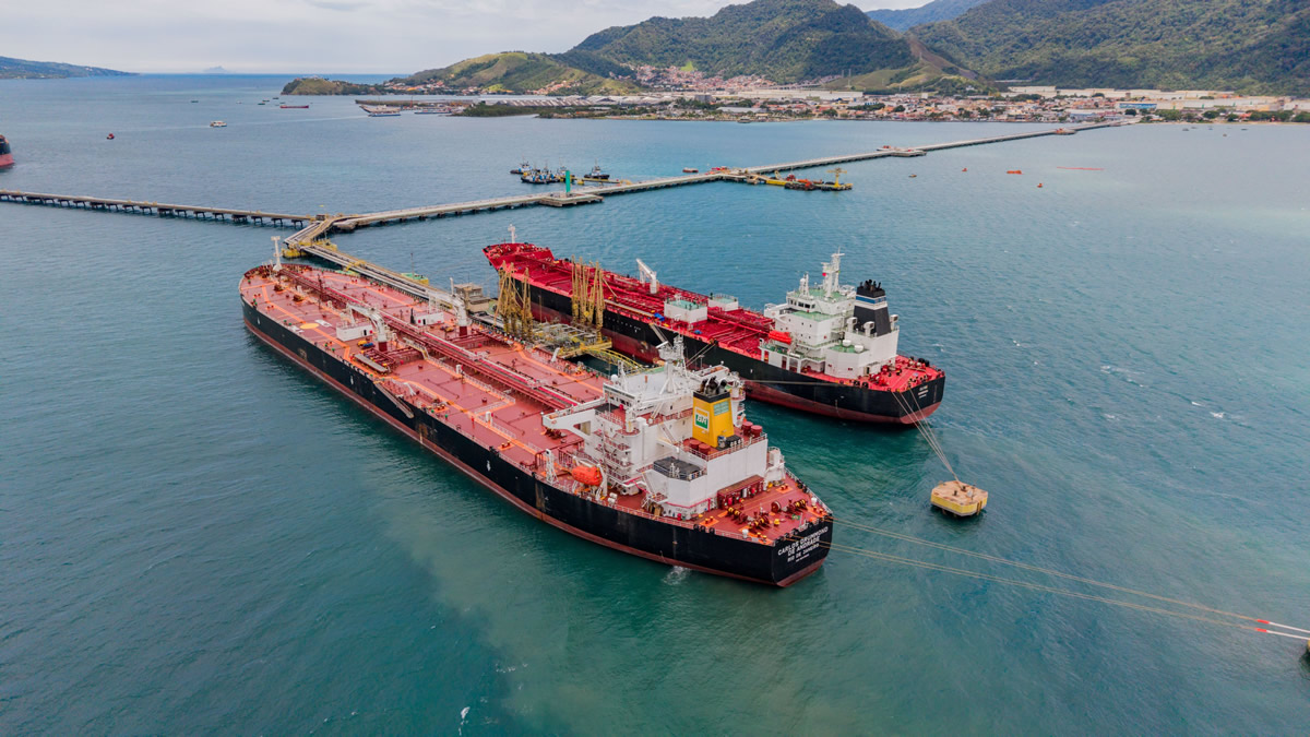 Navio petroleiro e infraestrutura logística da Transpetro com profissionais trabalhando
