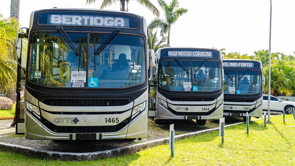 Ônibus do transporte público em Bertioga circulando pela cidade