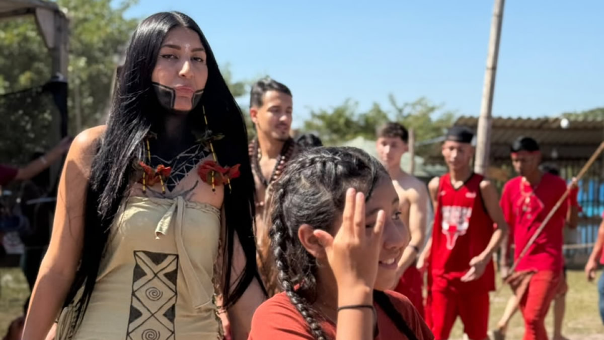 Indígenas em apresentação cultural durante celebração tradicional em Peruíbe