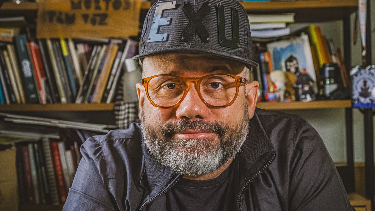 Maneco Magnesio apresentando o fotolivro Vida que segue sobre a pandemia