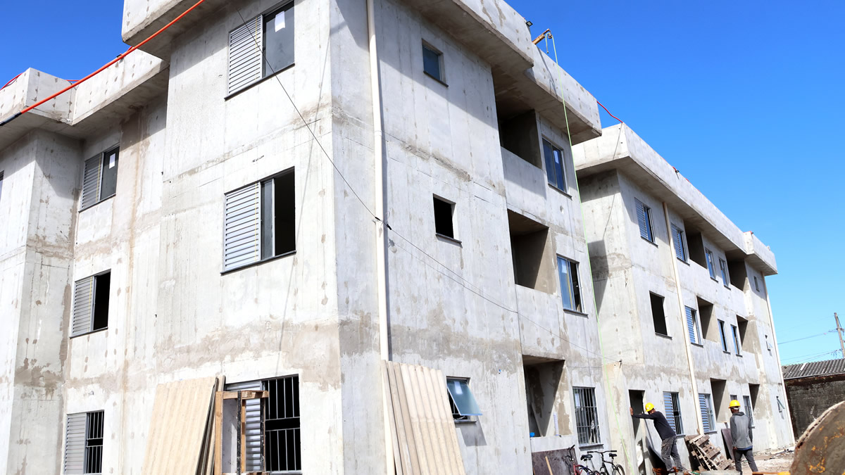 Três conjuntos habitacionais estão sendo construídos em Praia Grande (SP)