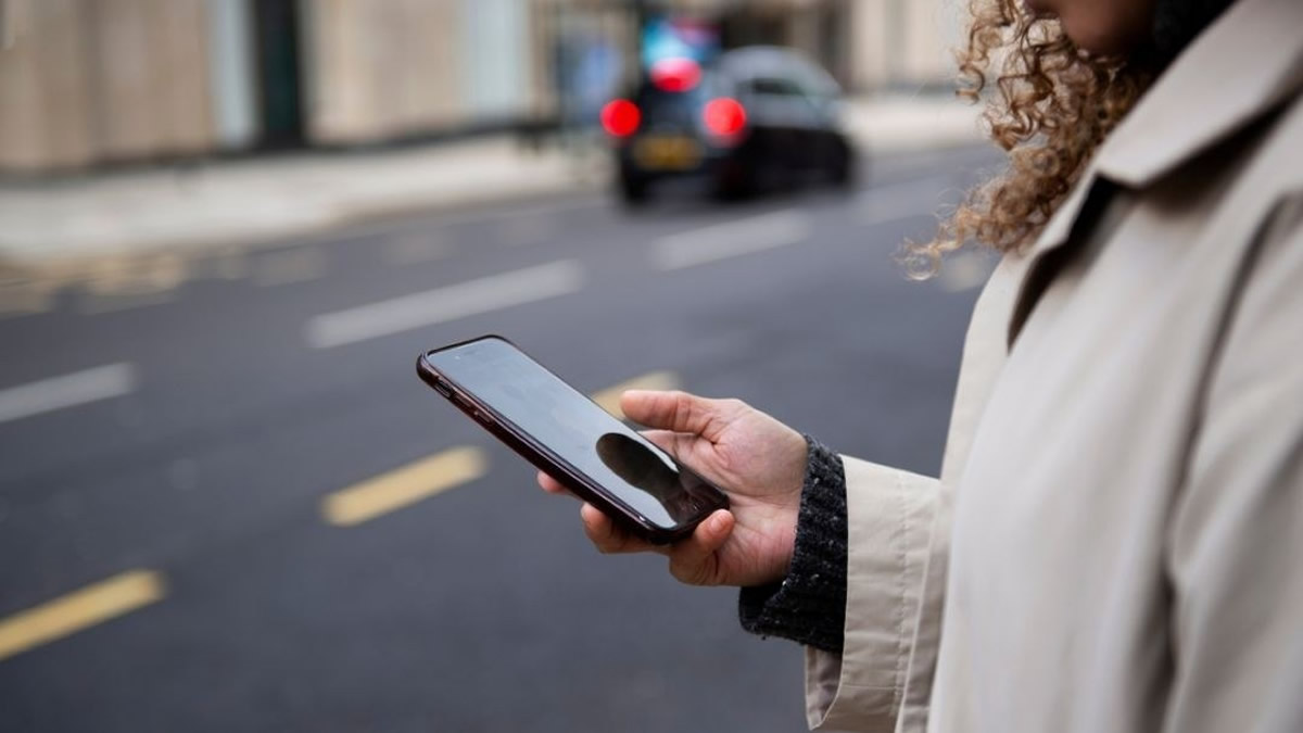 Pix Pensão em aplicativo de celular mostrando transferência bancária de pensão alimentícia