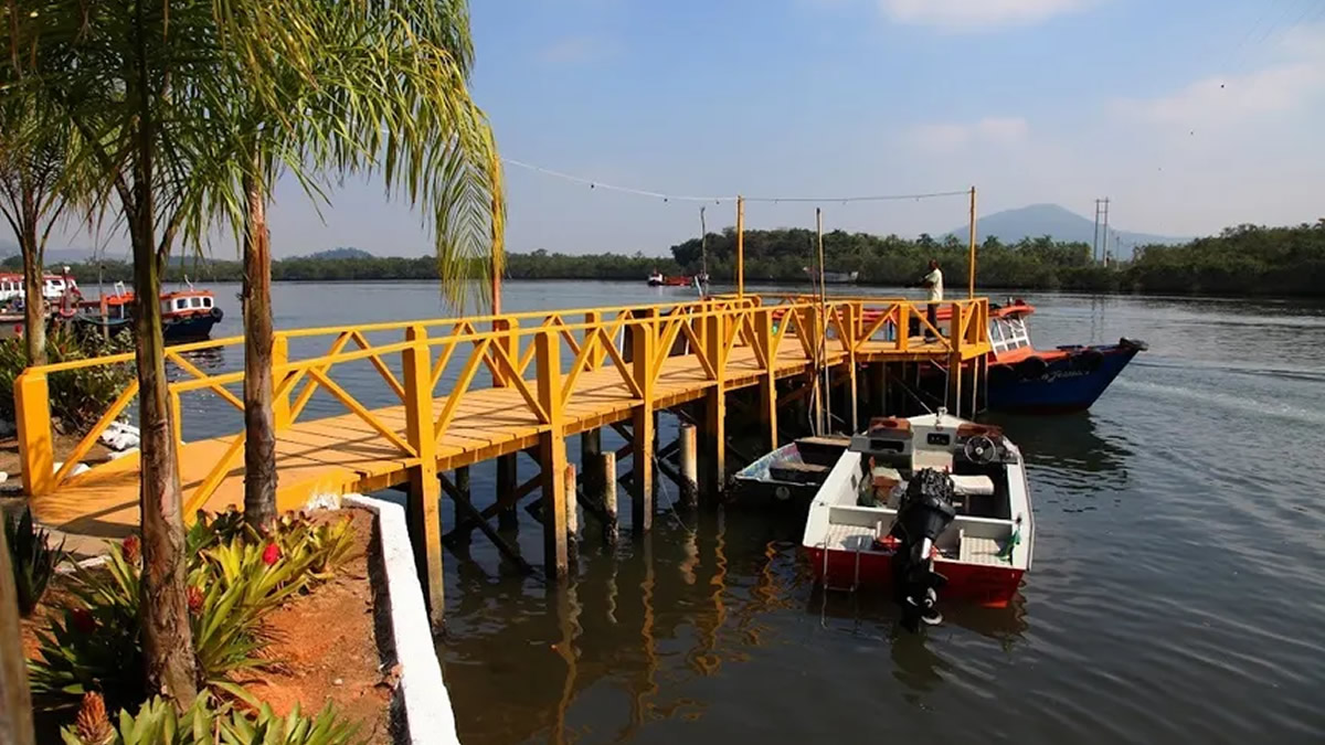 Passeio de barca para a Ilha Diana, uma dica de turismo em Santos fora do roteiro tradicional.