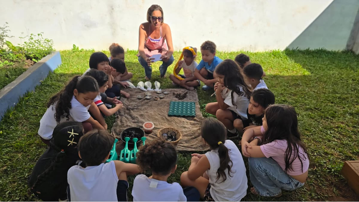 Escola em Santos aposta no contato direto com a terra e pequenos seres para ensinar ciência e empatia