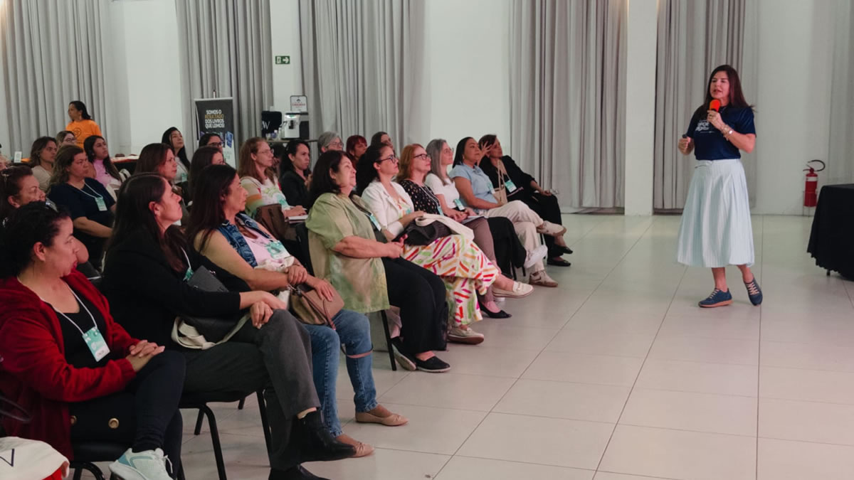Mulheres reunidas em auditório participando de capacitação para mulheres em Itanhaém na ACAI