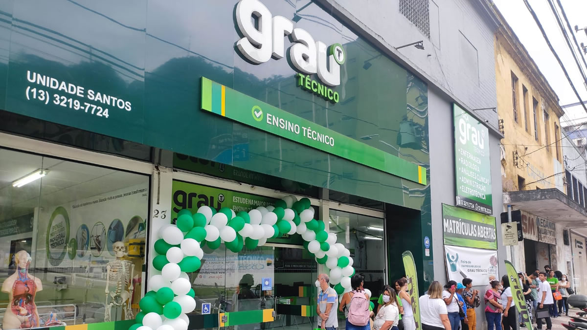 Candidatos conversando com recrutadores na feira da empregabilidade em Santos no Grau Técnico