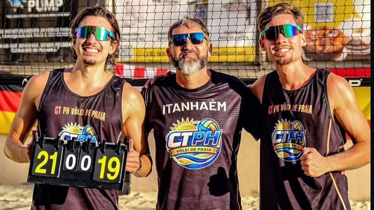 Atletas disputando partida de vôlei de praia em Itanhaém na arena de areia