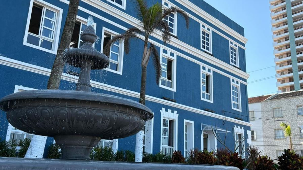 Fachada do Paço Municipal de Mongaguá onde funciona a arrecadação para regularização fiscal