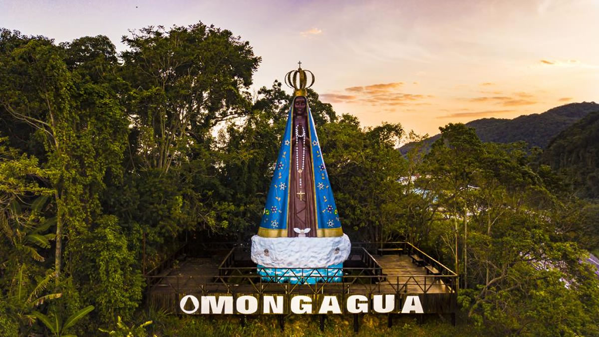 Celebração religiosa da Festa da Padroeira em Mongaguá com fiéis reunidos