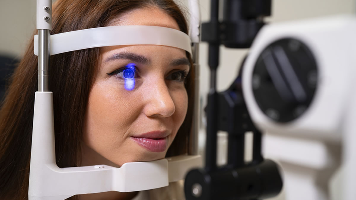 Paciente em exame de avaliação ocular para a cirurgia para presbiopia na clínica