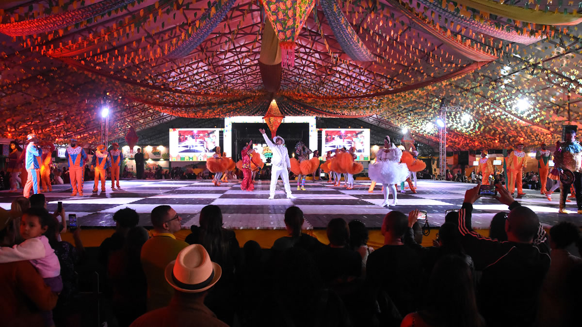 Público reunido em grande festival cultural e de eventos em Praia Grande