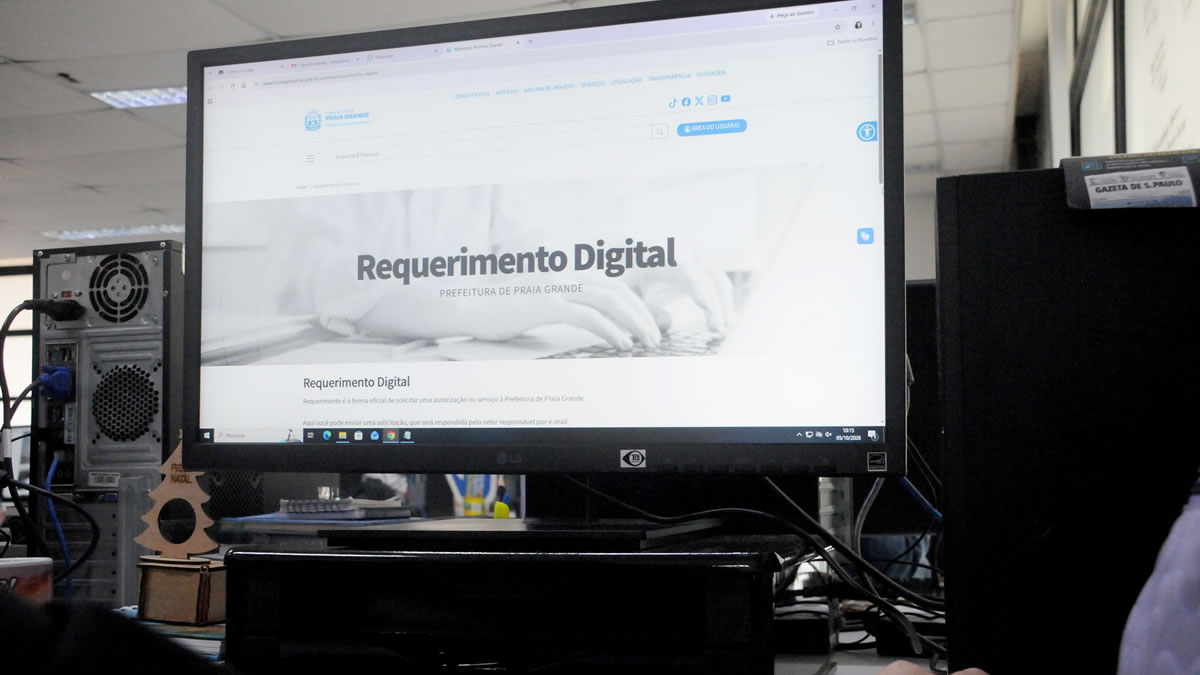 Pessoa utilizando o computador para solicitar serviços da Setran em Praia Grande no portal da prefeitura