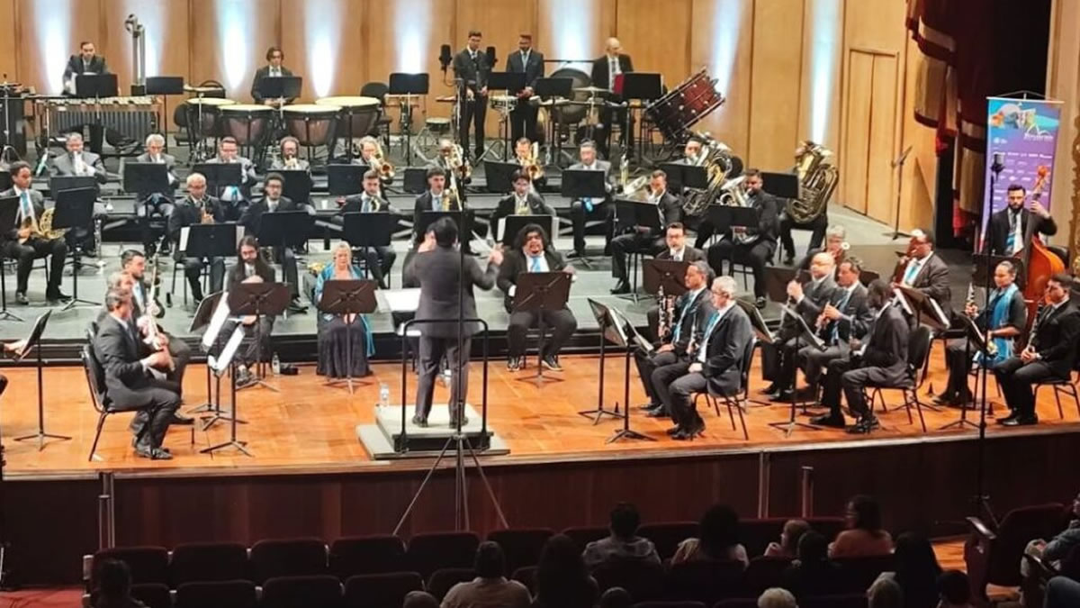 Integrantes da Banda Sinfônica de Cubatão em apresentação no palco do teatro