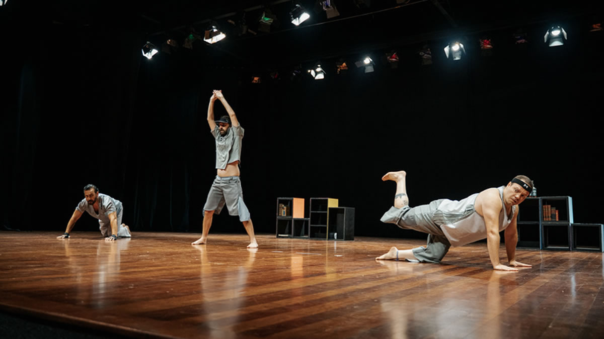 Atores do Grupo Taetro de Teatro em cena da peça O Homem da Flor na Boca na Mostra Regional de Teatro em Santos