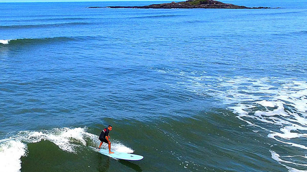 Surfista pegando onda em praia de Itanhaém como cidade do surf no Litoral Sul